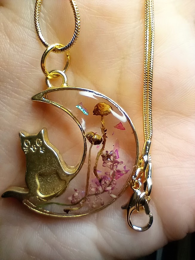 Mushy Wildflower Kitty Moon Necklace
