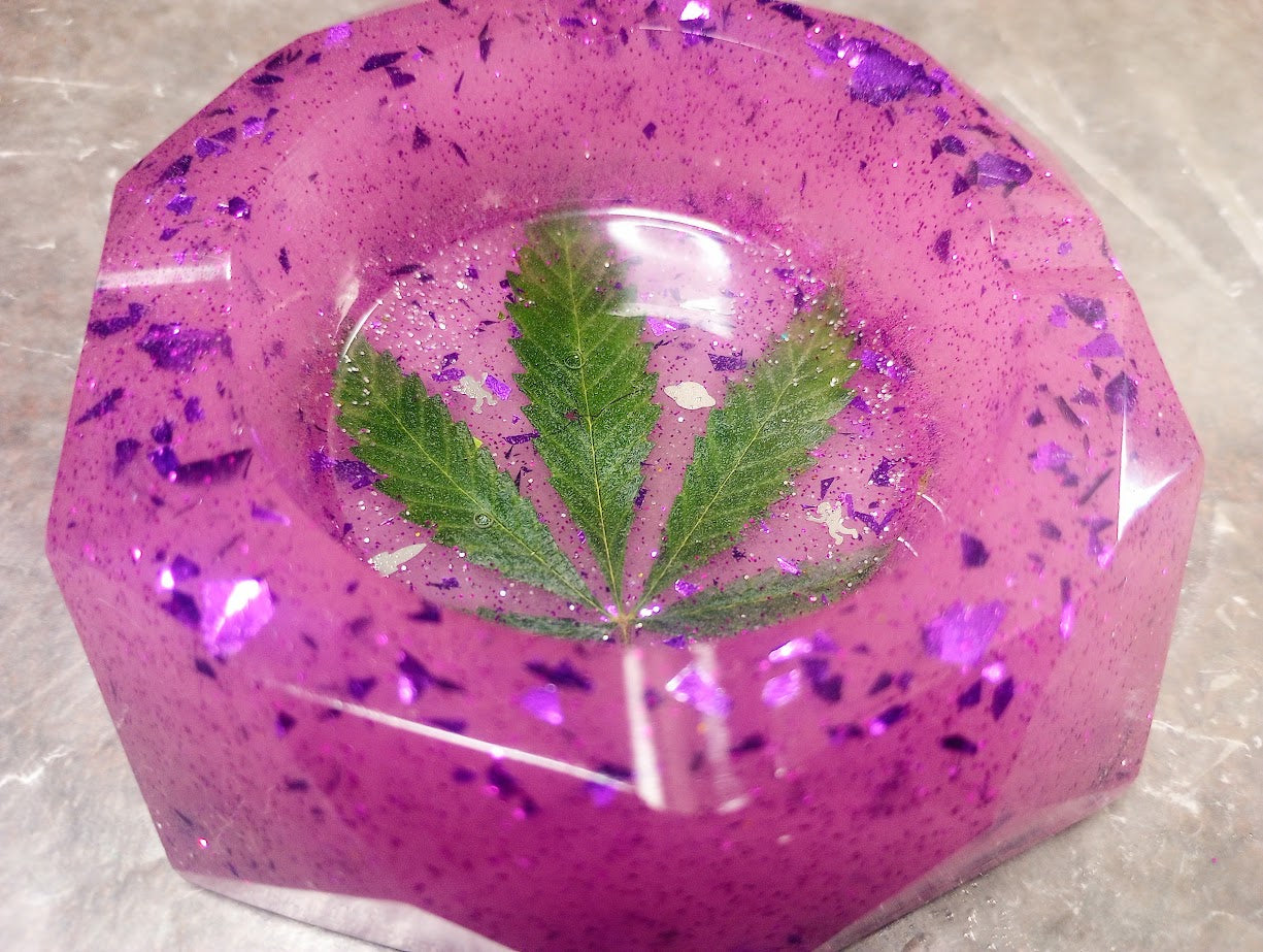 Real Hemp Leaf Glow Ashtray