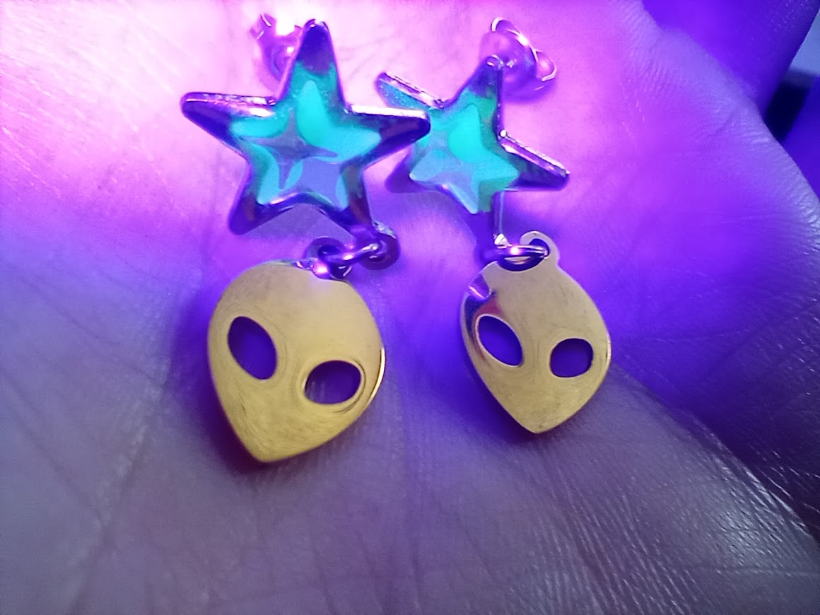 Alien Star UV Glow Studs