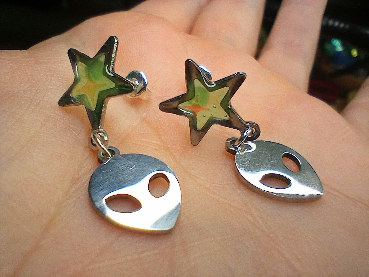 Alien Star UV Glow Studs