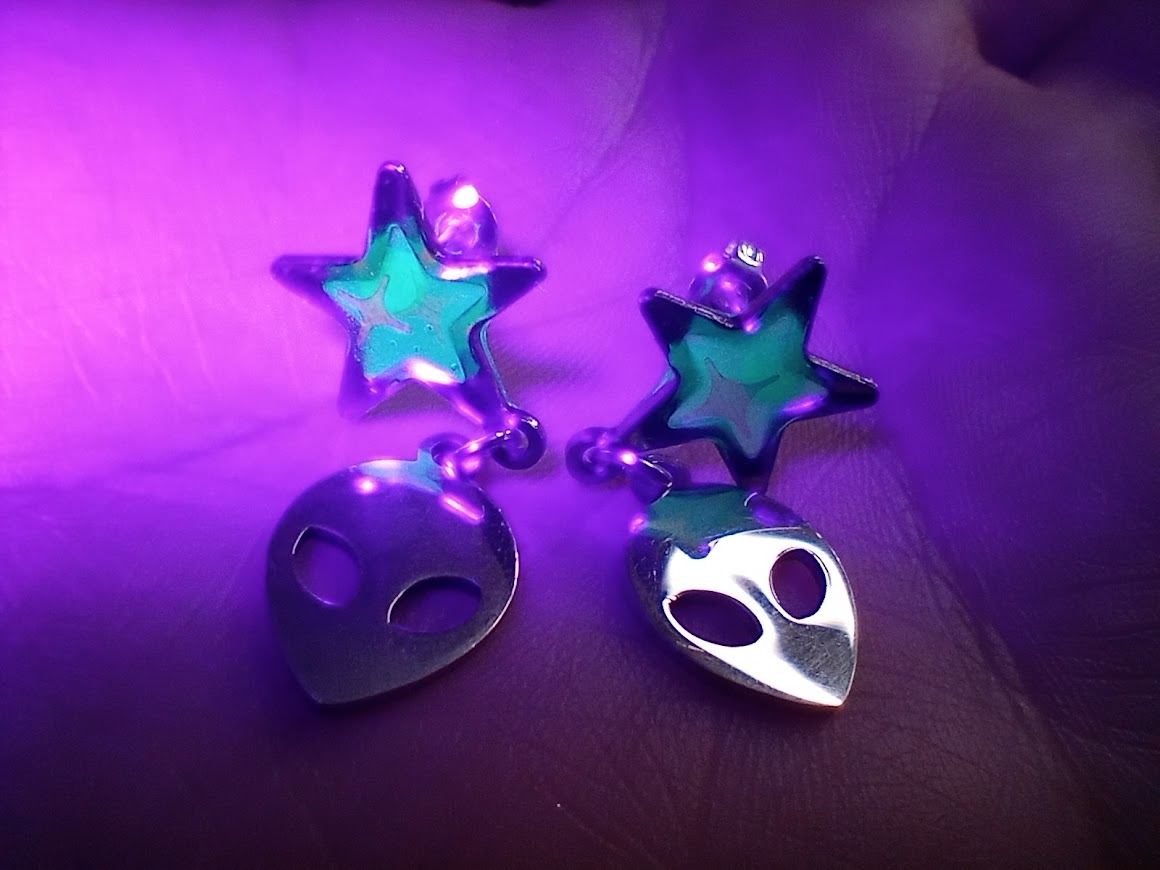 Alien Star UV Glow Studs