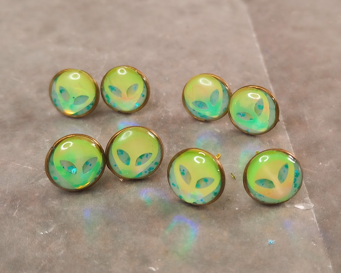 Alien UV Glow Studs