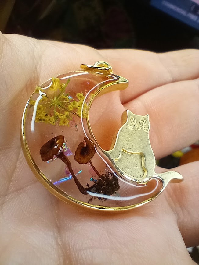 Mushroom Dill Kitty Moon Pendant
