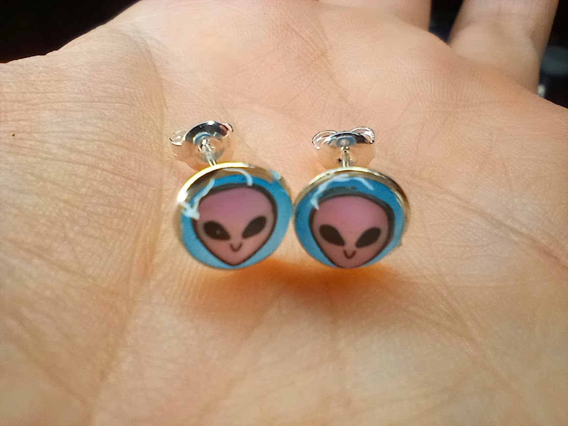 UV Glow Pink Alien Studs