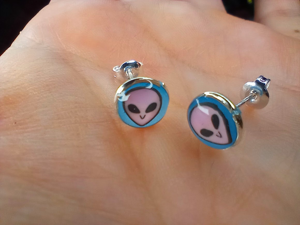 UV Glow Pink Alien Studs